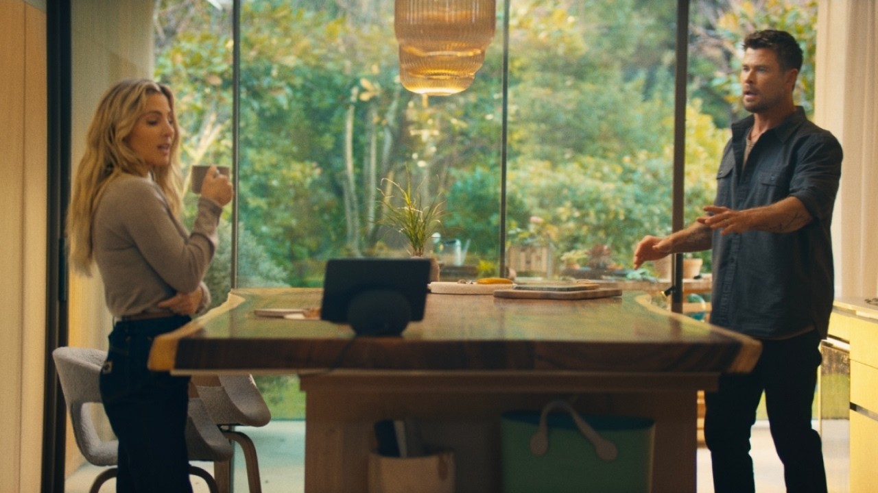 Chris-Hemsworth-thinks-Alexa-is-scary-good-Big-Game-Commercial